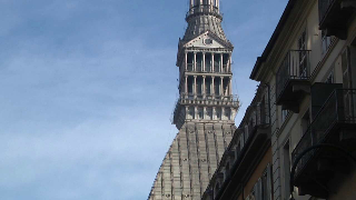 Volevano arrampicarsi e fare sport nella mole, denunciati